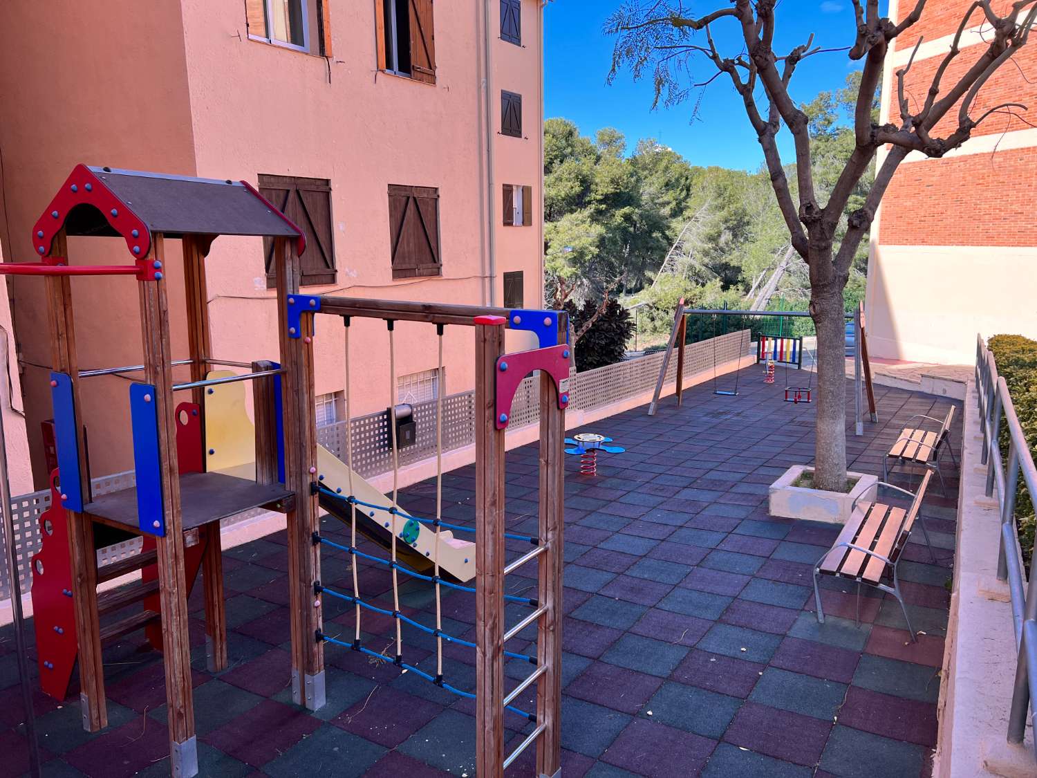 Appartement avec grande terrasse et piscine