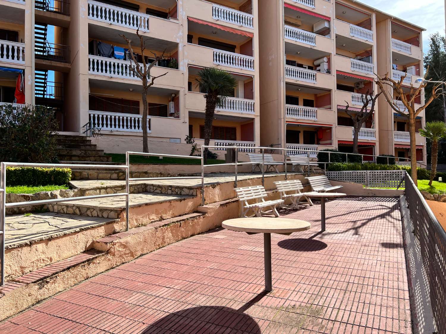 Apartamento con terraza y piscina