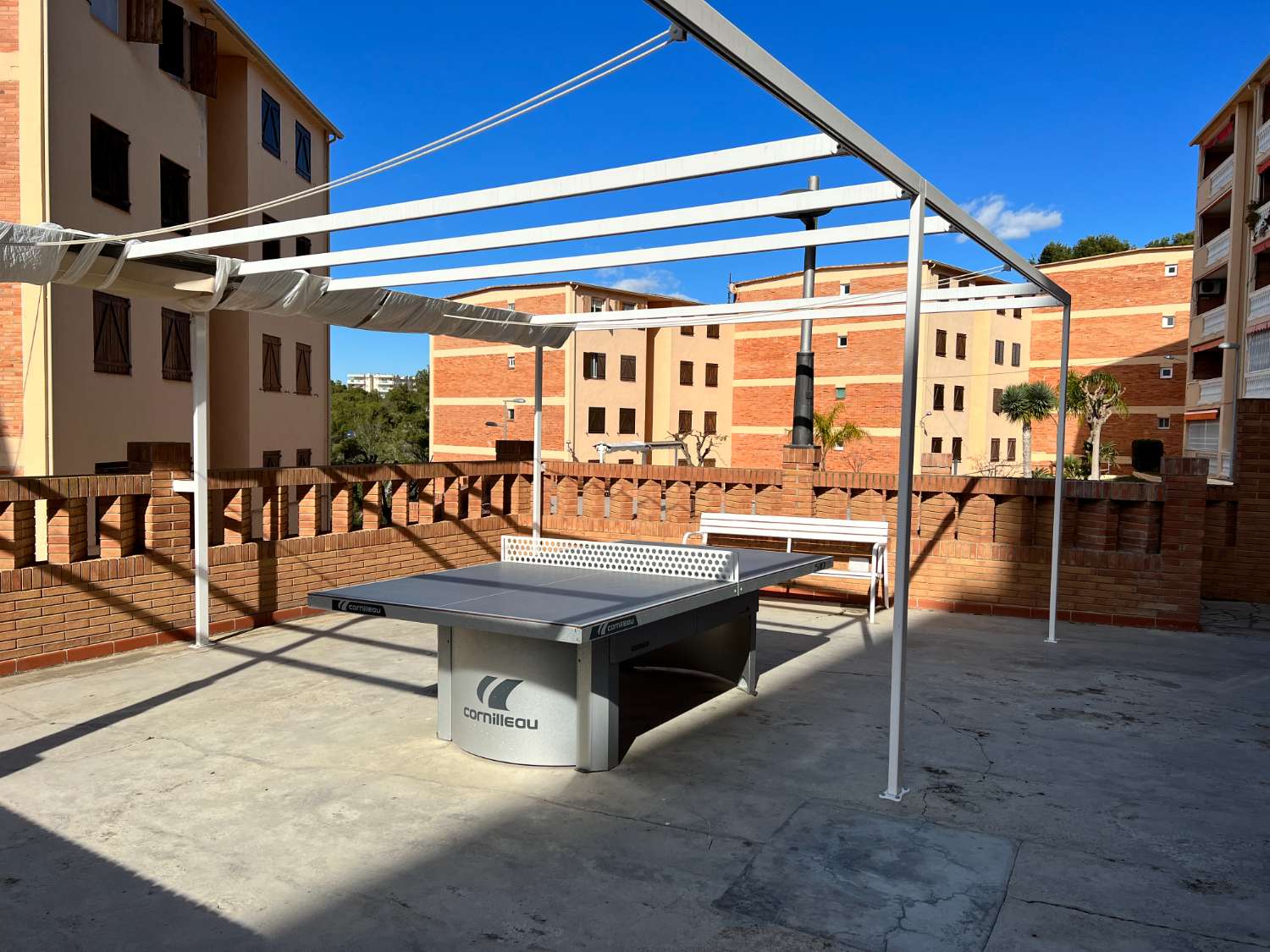 Apartamento con terraza y piscina