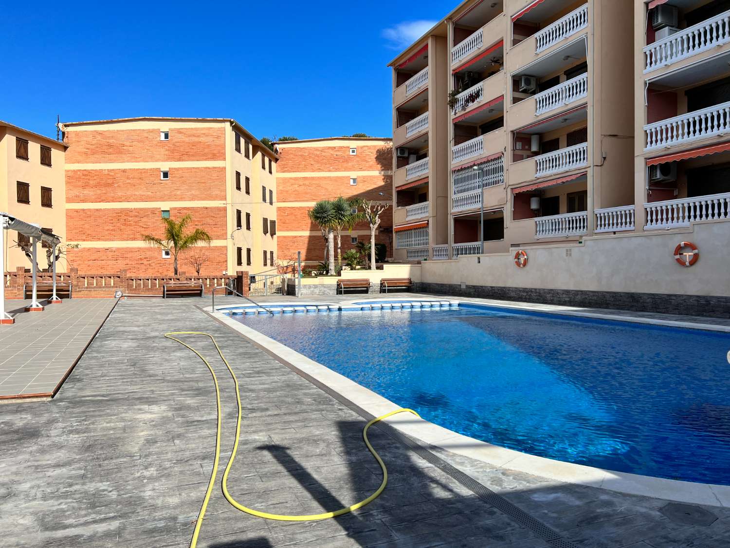 Apartment mit großer Terrasse und Swimmingpool