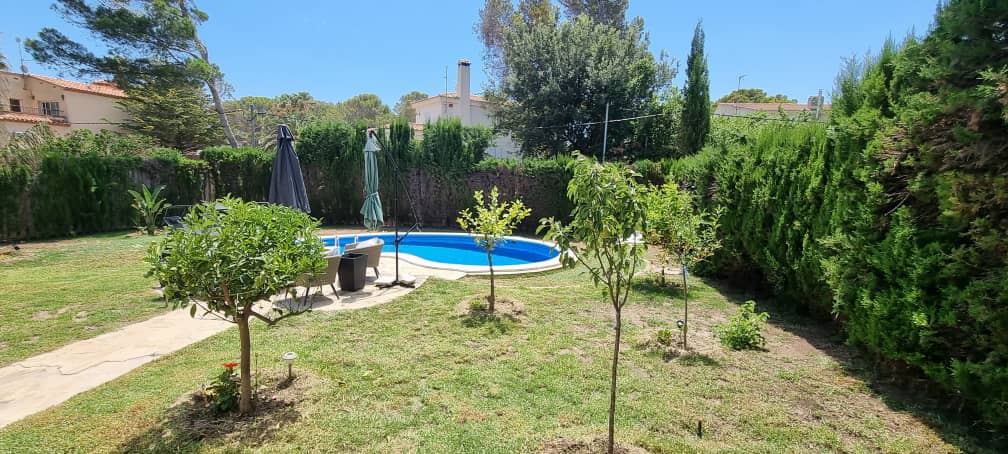 Casa individual con piscina y vistas al mar