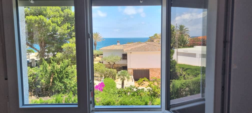 Individual house with pool and sea view