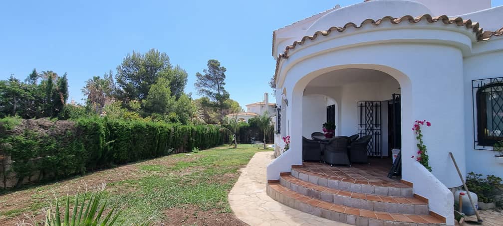 Casa individual con piscina y vistas al mar