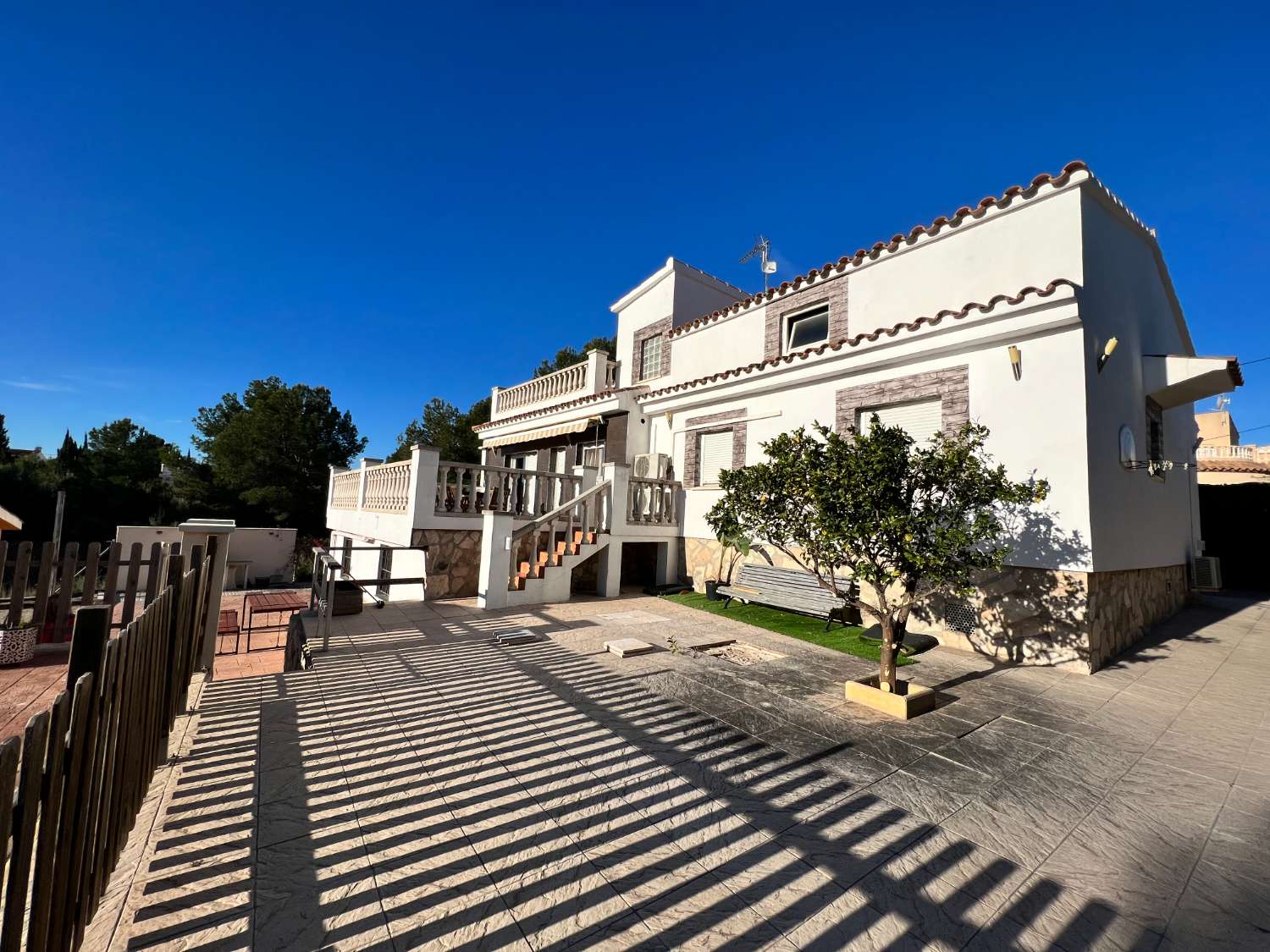 Grande maison individuelle avec vue dégagée