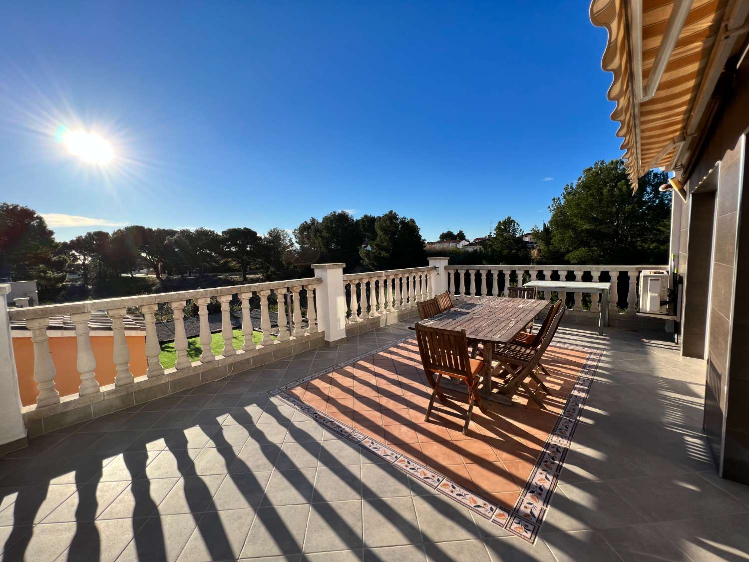 Grande maison individuelle avec vue dégagée