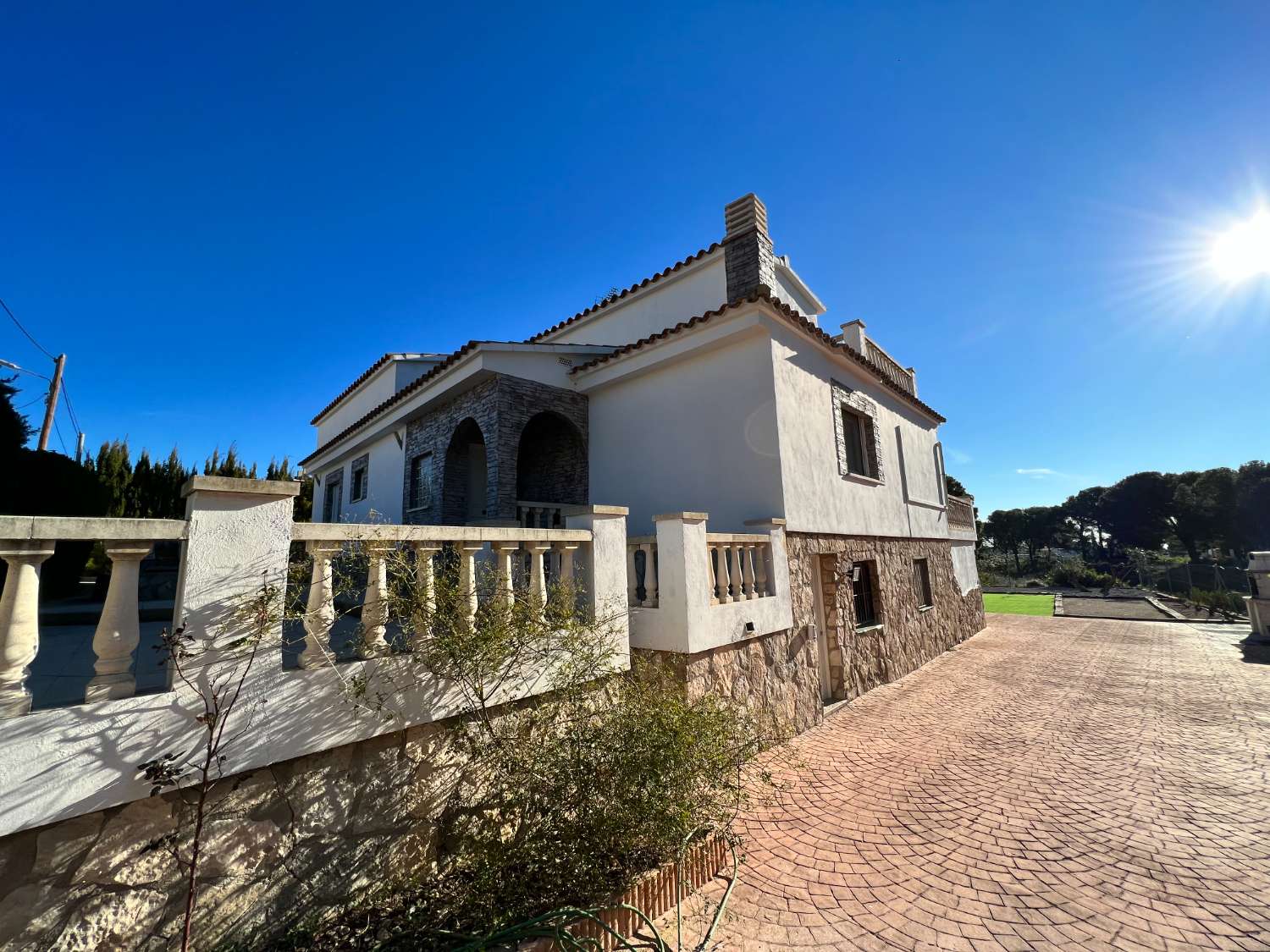 Grande maison individuelle avec vue dégagée