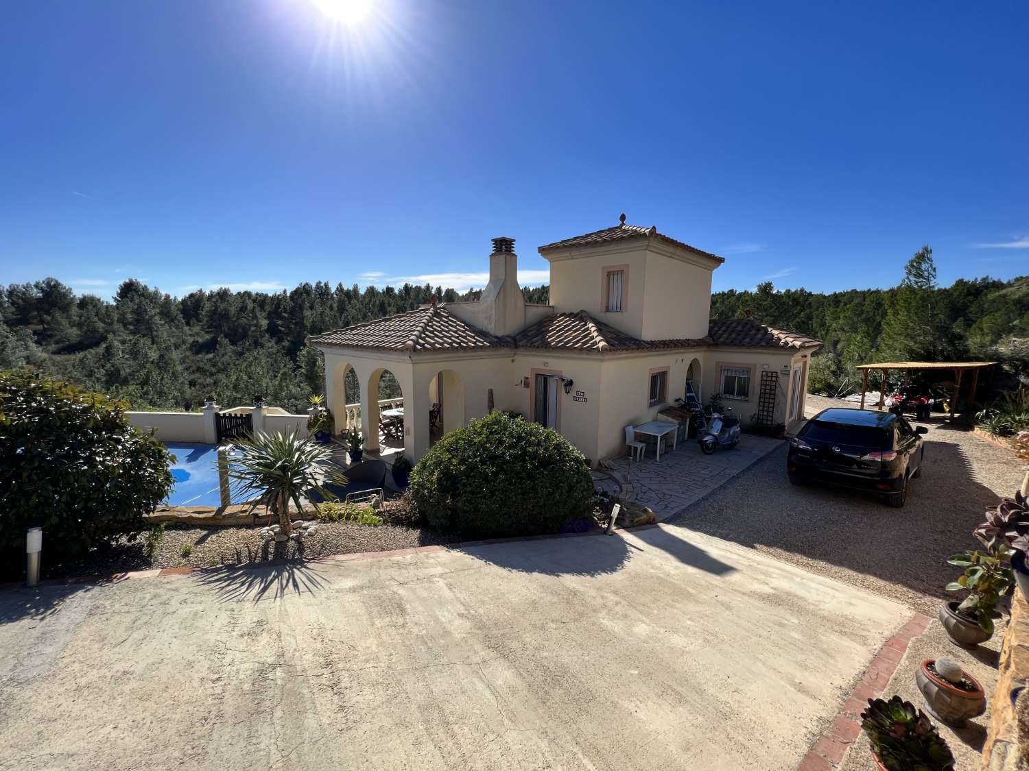 Einfamilienhaus mit Swimmingpool und freiem Blick