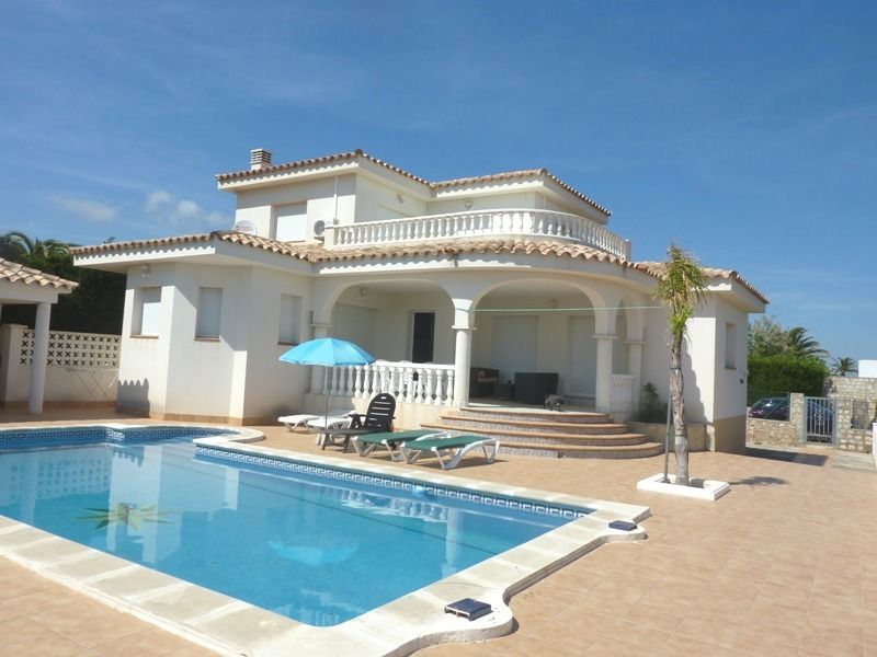 Villa on the first line with stunning views