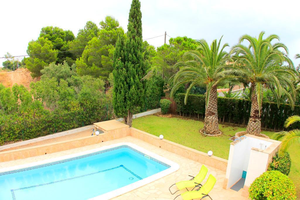 House with private garden close to the beach