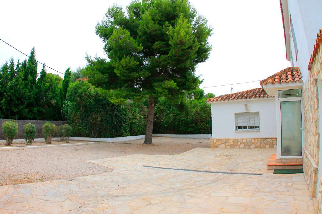 House with private garden close to the beach