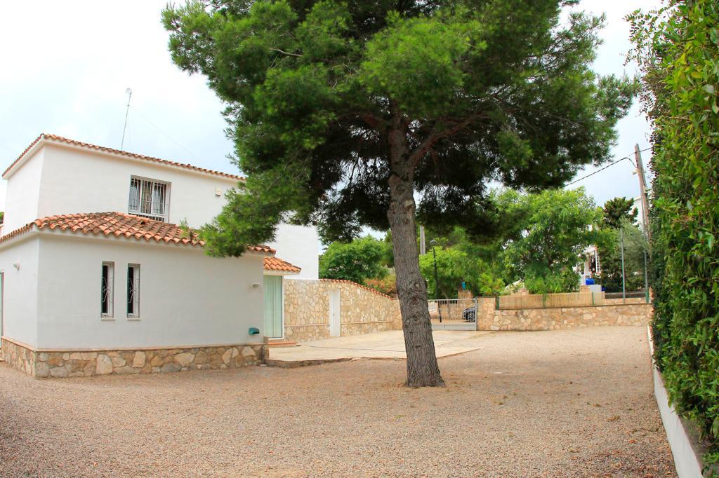 House with private garden close to the beach