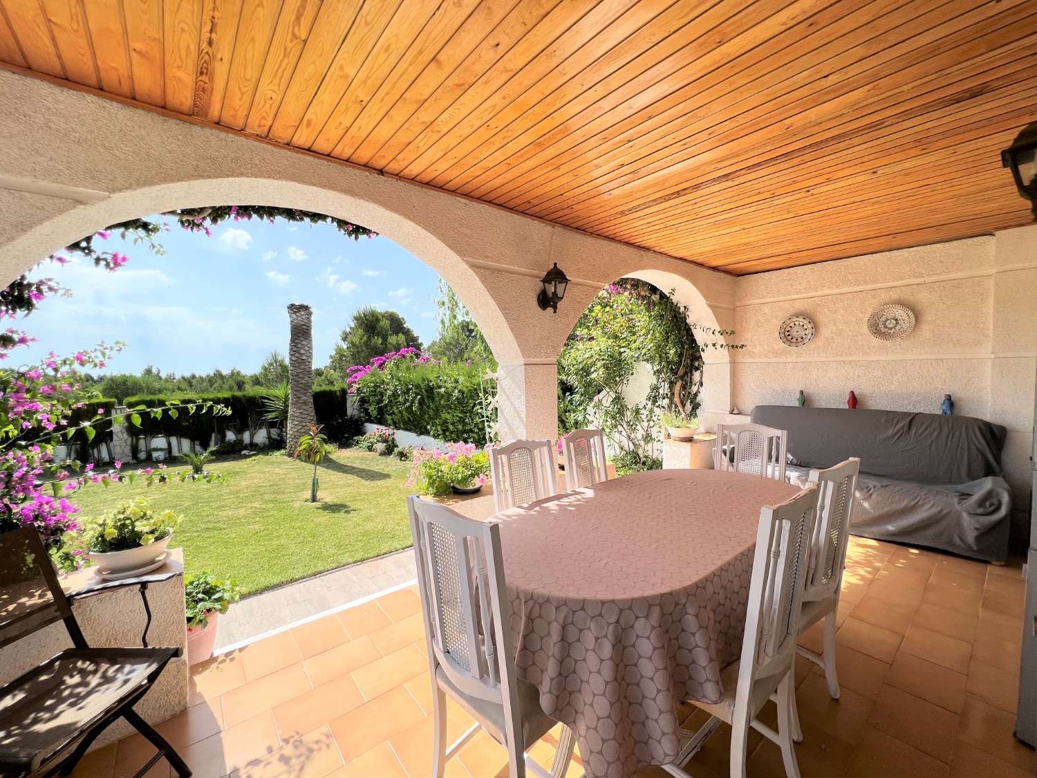 Bella casa bifamiliare con giardino e piscina