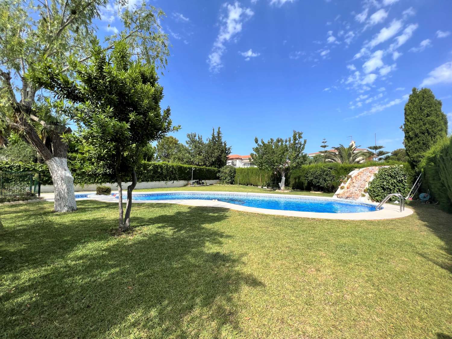 Maison jumelée avec jardin privé et piscine