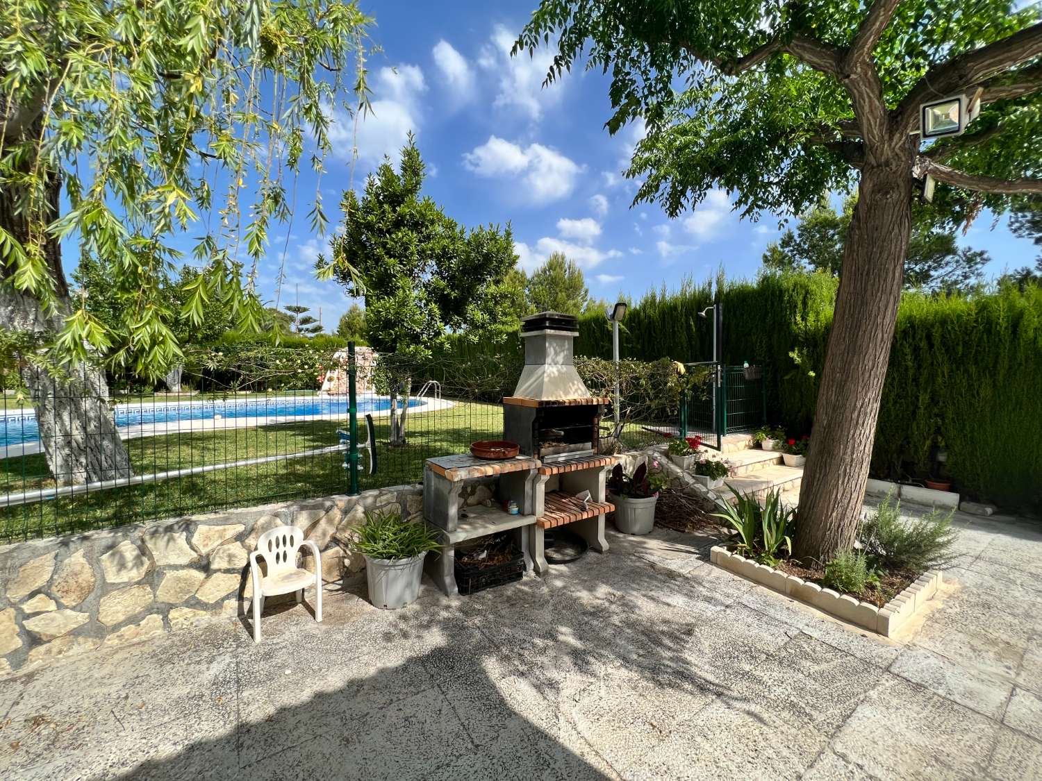 Maison jumelée avec jardin privé et piscine