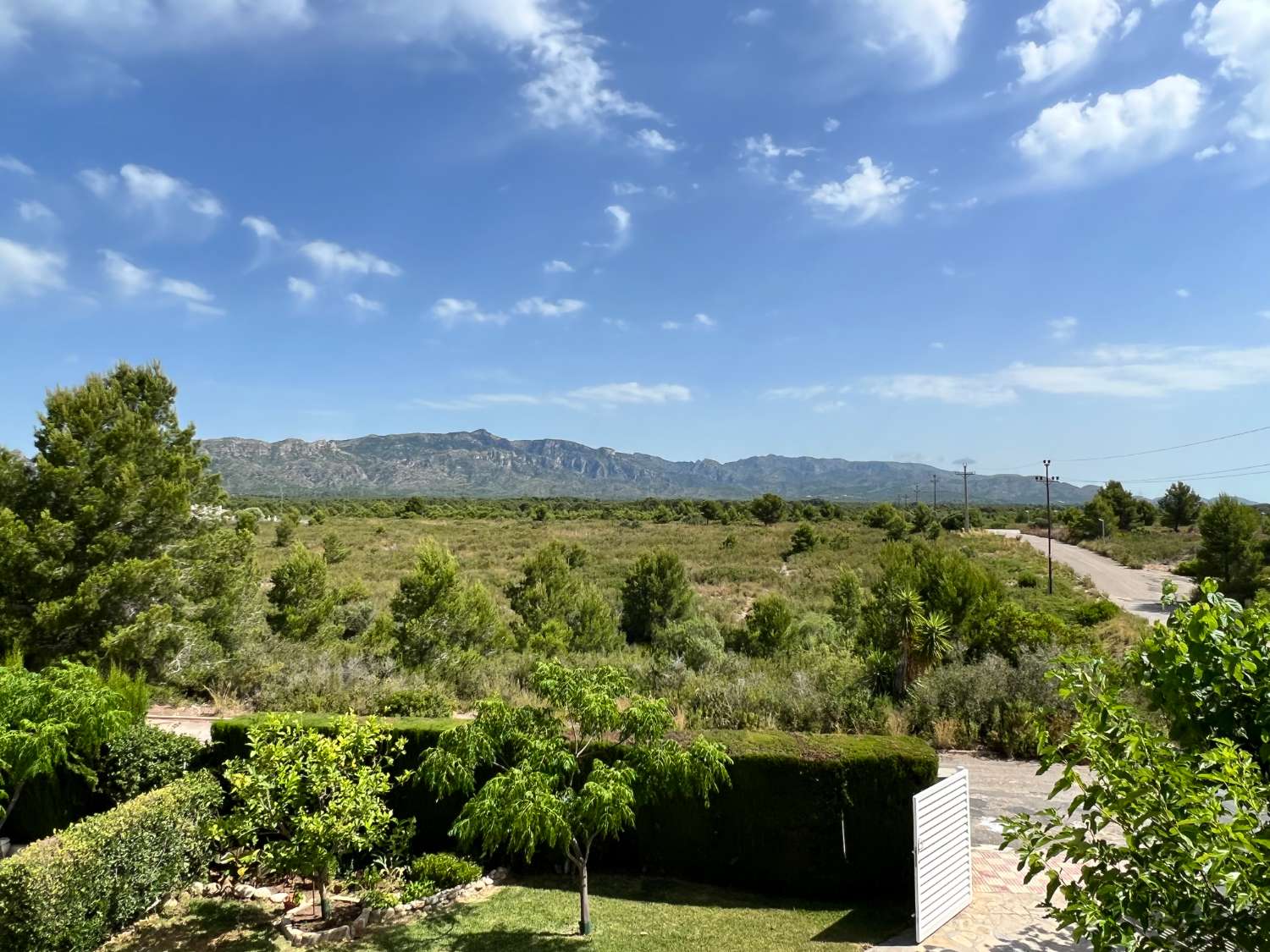 Bonita casa pareada con jardín y piscina