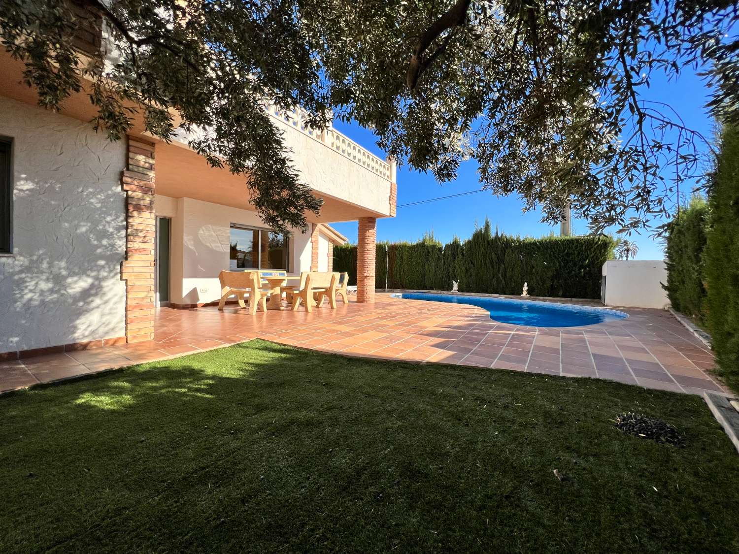 Individual house with pool at only 400m from the beach